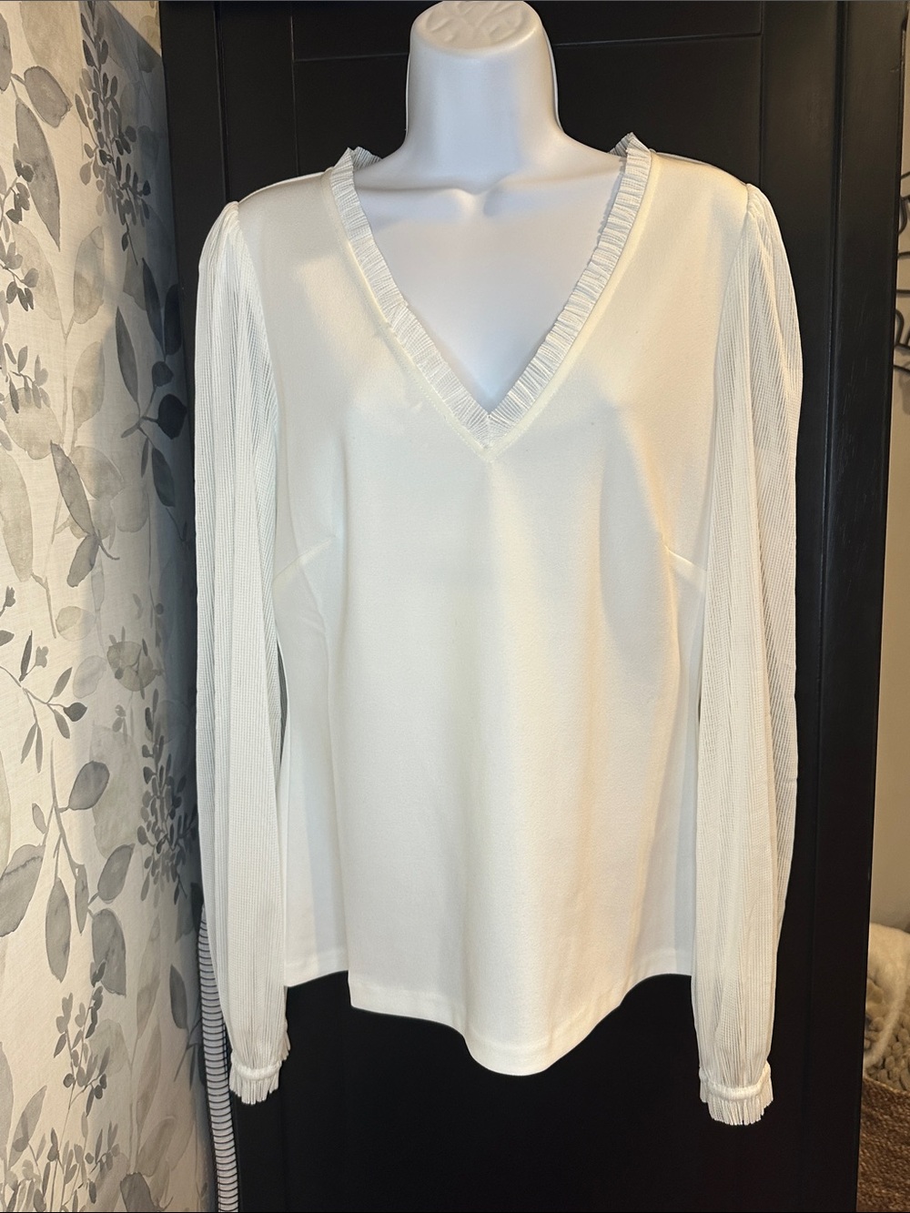 White House Black Market sheer sleeves v-neck blouses size M. Off white NWT